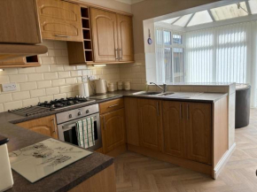 Bungalow-2Bed-1Bath-PetFriendly-Parking